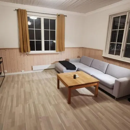 Tveitolia Yellow House بيت للعطل *