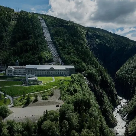 Tveitolia Yellow House 펜션 리우칸